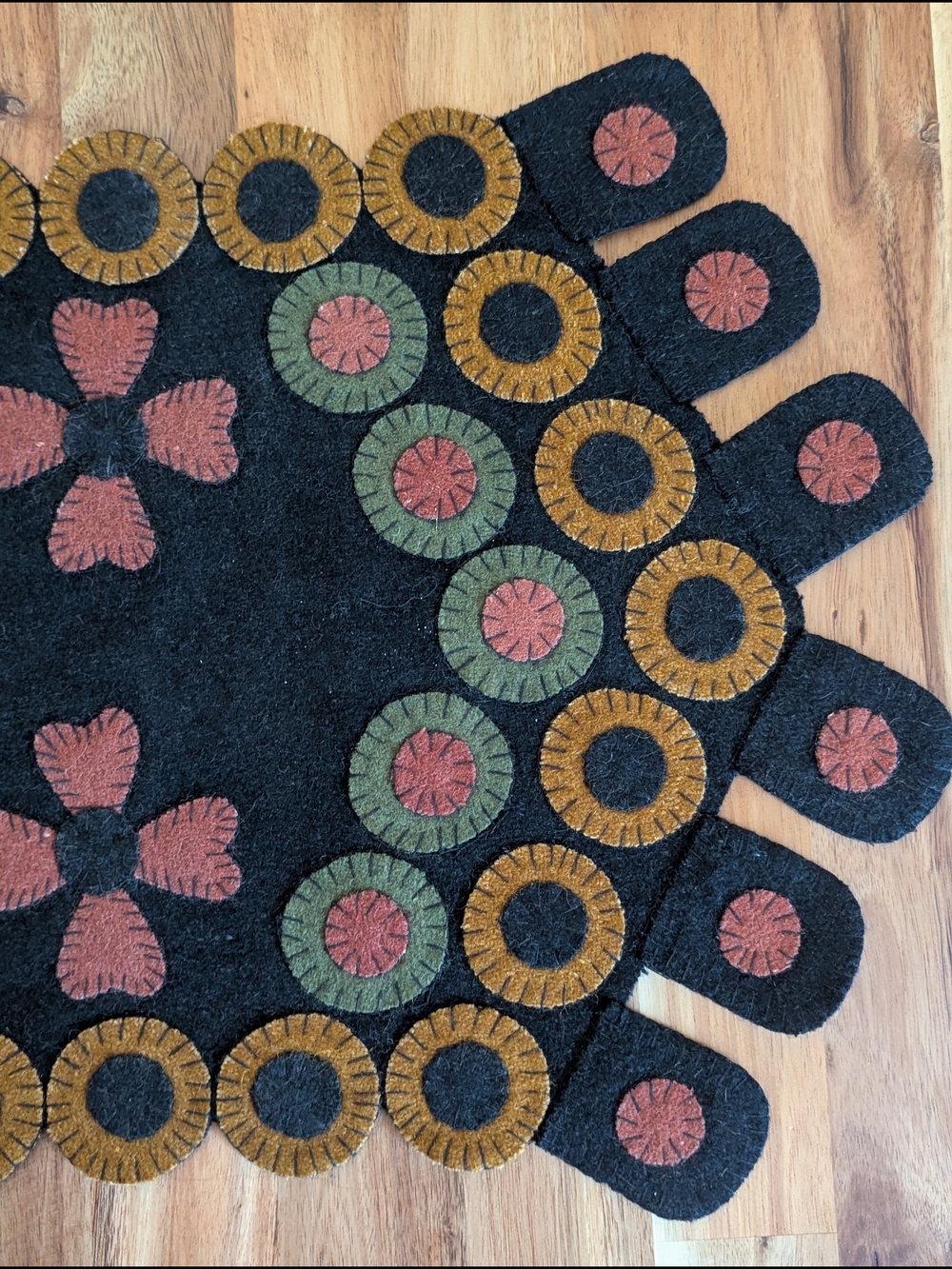Wool Felt Penny Rug Table Runner Primitive Folk Art Americana 30" - Picture 6 of 11